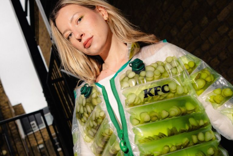 La moda más irreverente del año: KFC convierte los pepinillos en alta costura